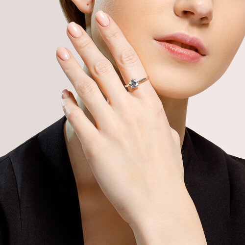 картинка Серебряное помолвочное кольцо с фианитом от магазина Драгоценные подарки